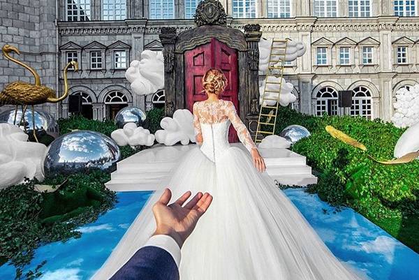 Após casamento deslumbrante, homem “segue” esposa em fotos de lua de mel