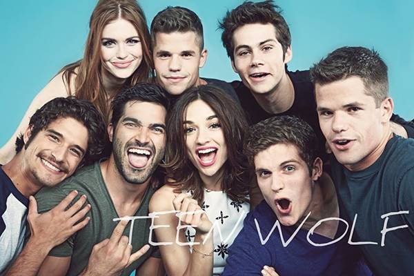 Ator da série “Teen Wolf” se assume gay em desabafo emocionante no Instagram