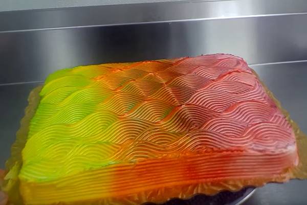 Este bolo muda de cor como num passe de mágica em vídeo inacreditável