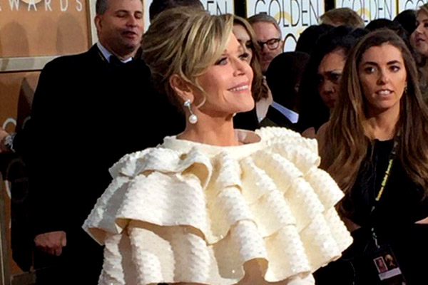 Jane Fonda aposta em vestido bizarro no Globo de Ouro e vira piada na internet