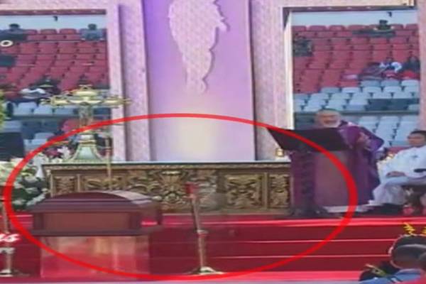 Fãs encontram suposto fantasma de Roberto Bolaños em vídeo do velório do humorista; assista