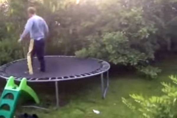 Vídeo de homem bêbado pulando em trampolim termina de maneira nada surpreendente; assista
