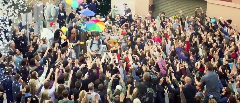 Clipe da música ‘Sky Full of Stars’, do Coldplay, é divulgado; assista