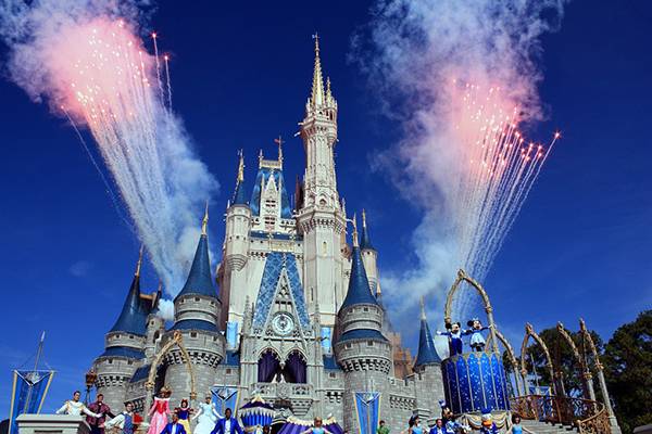 Criança desaparece após ser arrastada por jacaré para dentro de lago da Walt Disney World Resort, na Flórida