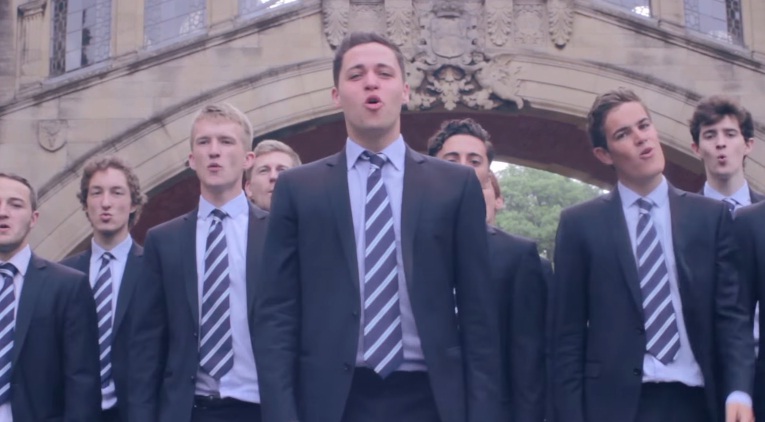 Coral só de garotos faz sucesso na internet ao reproduzir sucessos da cantora Shakira