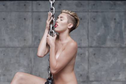 Miley Cyrus abre2.png