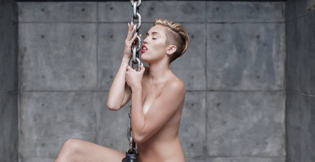 Miley Cyrus no clipe de <em>Wrecking Ball</em>, hit do álbum <em>Bangerz </em>(2013) Miley Cyrus no clipe de <em>Wrecking Ball</em>, hit do álbum <em>Bangerz </em>(2013)