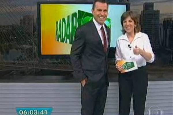 Após falha em microfone, apresentadores da Globo ancoram jornal ‘abraçadinhos’; assista ao momento