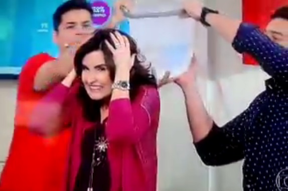 Fátima Bernardes aceita desafio e leva balde de água gelada na cabeça ao vivo em seu programa