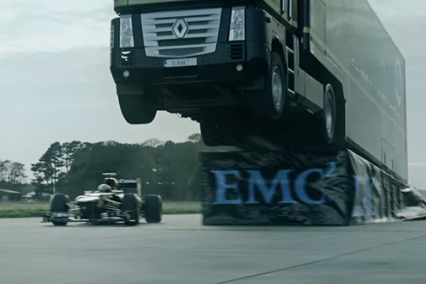 Empresa de computadores quebra recorde com caminhão e carro de corrida em vídeo impressionante; assista