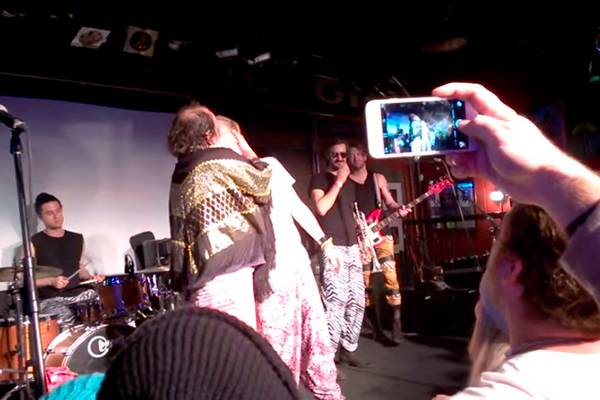 Macaulay Culkin beija músico na boca durante apresentação de sua banda; assista ao vídeo