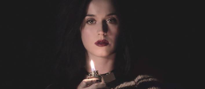 Katy Perry queima peruca em vídeo para divulgar novo CD