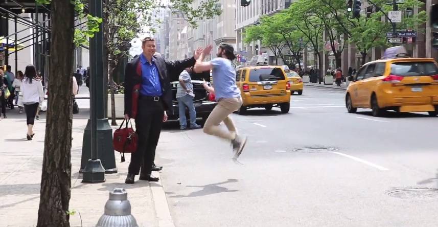 Rapaz cumprimenta desconhecidos enquanto eles estão esperando por um taxi; assista ao divertido vídeo