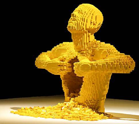 Exposição reúne obras de arte com bloquinhos de LEGO
