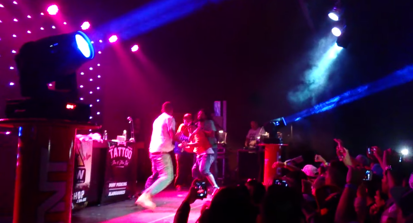 Projota é agredido por outro rapper durante show em São Paulo; assista ao vídeo