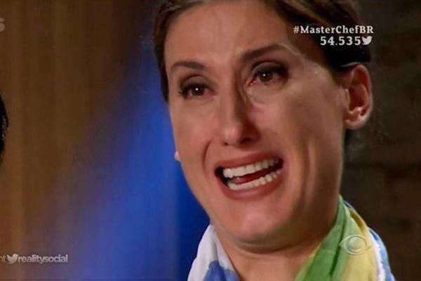 Paola Carosella não consegue conter as lágrimas na estreia da terceira temporada de “MasterChef Brasil”