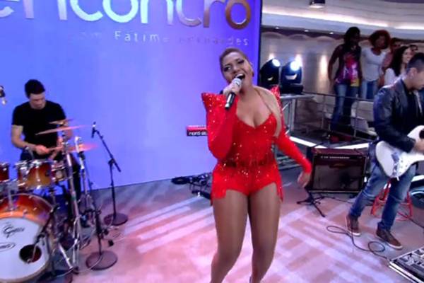 Gaby Amarantos mostra demais em apresentação no ‘Encontro’ e causa furor na internet