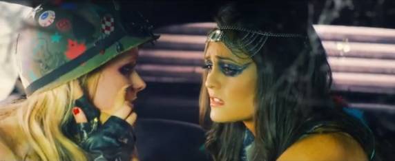 Novo clipe de Avril Lavigne, ‘Rock N Roll’ tem beijo gay e homenagem a Slash, do Guns N’Roses