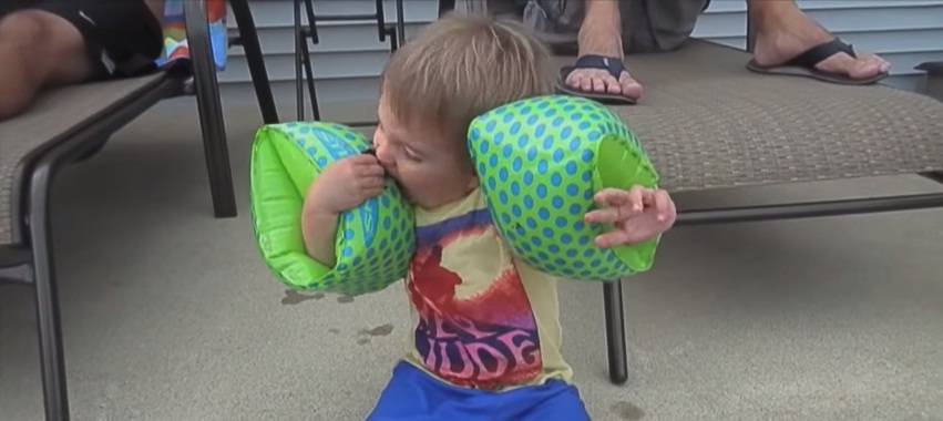 Garotinho tentando comer bolachas com boias é a coisa mais fofa que você verá hoje; assista