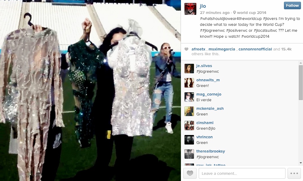 Em vídeo, Jennifer Lopez pede ajuda dos fãs para escolher vestido para a abertura da Copa do Mundo