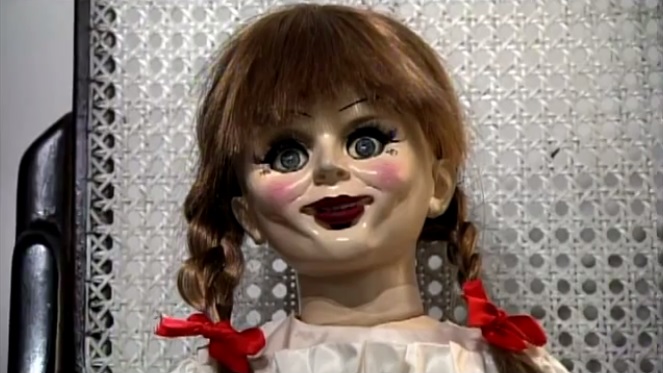 Boneca Annabelle assusta pessoas em nova pegadinha de Silvio Santos; assista