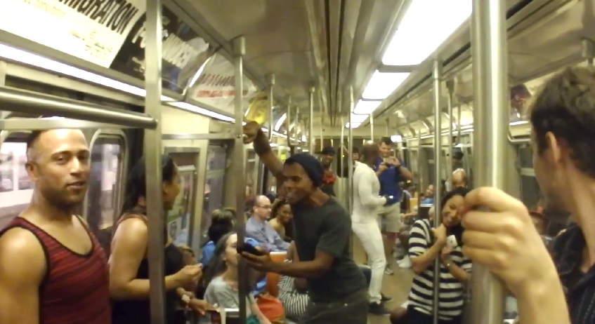 O elenco do musical ‘O Rei Leão’ cantou ‘O Ciclo da Vida’ em um metrô lotado; assista