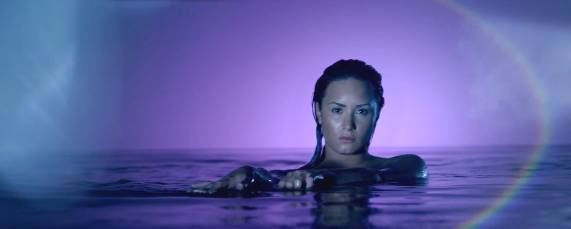 Demi Lovato lança clipe trabalhado na luz negra para ‘Neon Lights’
