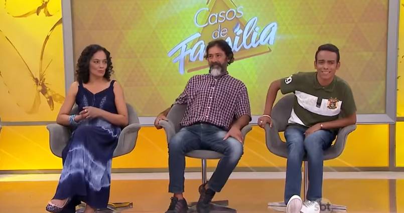 Apertado, convidado interrompe ‘Casos de Família’ e deixa programa para ir ao banheiro