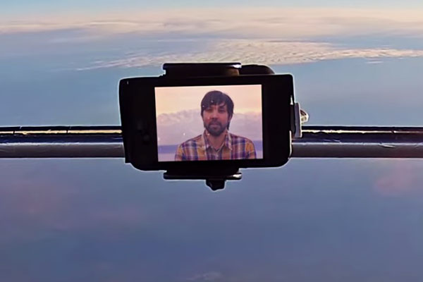 Para surpreender namorada, noivo faz pedido de casamento direto do espaço