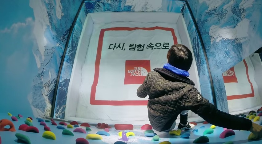 Em pegadinha, chão de loja “some” e clientes precisam escalar as paredes para se salvar