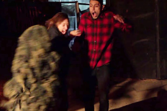 Adultos tomam susto em casa “mal-assombrada” e o resultado é engraçadíssimo; assista