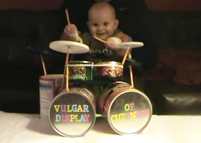 Vídeo de bebê roqueiro tocando bateria faz sucesso na internet e é a coisa mais fofa que você verá hoje