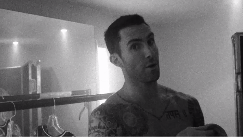 Adam Levine deixa bumbum à mostra em novo clipe do Maroon 5; assista