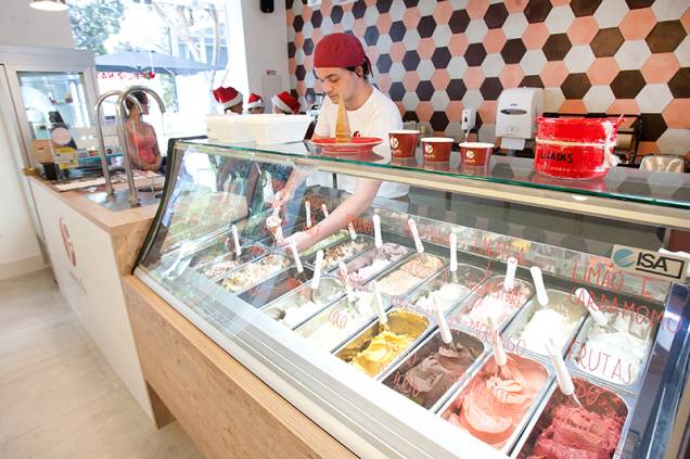 Diariamente, dezoito sabores de sorvetes ficam expostos Diariamente, dezoito sabores de sorvetes ficam expostos