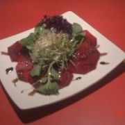 Carpaccio de beterraba é opção de entrada no Adelaide Bistro Carpaccio de beterraba é opção de entrada no Adelaide Bistro
