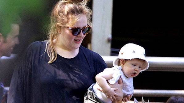 Adele compra casa de brinquedo de R$ 56 mil para filho