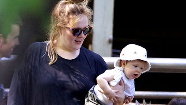 Adele compra casa de brinquedo de R$ 56 mil para filho