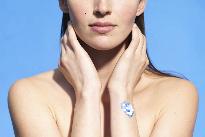 Adesivos detectam o nível de exposição da pele ao sol