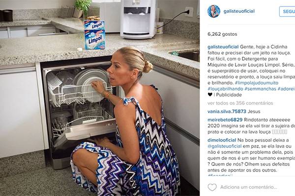 Adriane Galisteu aparece em foto “dando um jeito na louça” e vira piada no Instagram