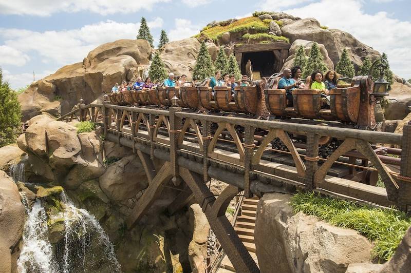 Incêndio atinge montanha-russa do Magic Kingdom, parque da Walt Disney World, nos Estados Unidos