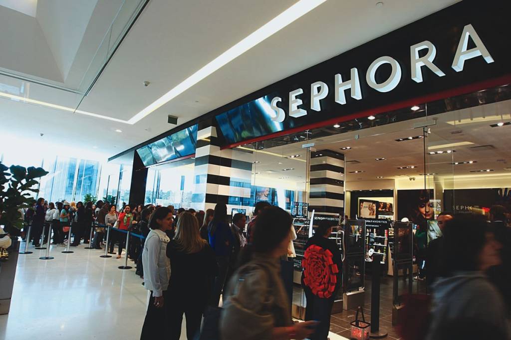 Fila em frente à loja da Sephora no dia da abertura: 10.000 produtos nas prateleiras Fila em frente à loja da Sephora no dia da abertura: 10.000 produtos nas prateleiras