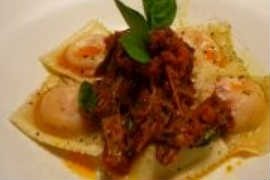 Ají serve ravióli de jerimum e nozes ao ragú de tomate Ají serve ravióli de jerimum e nozes ao ragú de tomate