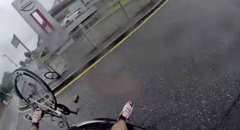 Ciclista sofre acidente grave e filma tudo com câmera