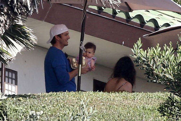 Filha de Ashton Kutcher e Mila Kunis é flagrada em festa de aniversário