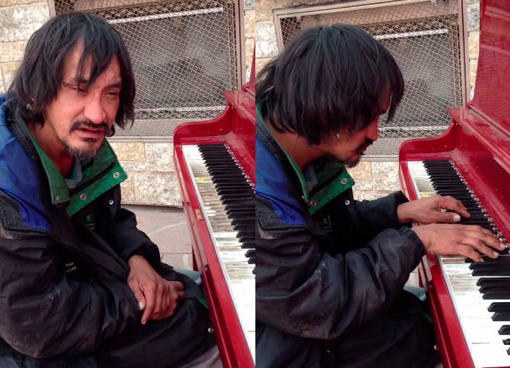 Morador de rua surpreende espectadores ao tocar incrível peça de piano e o vídeo viraliza na internet; assista