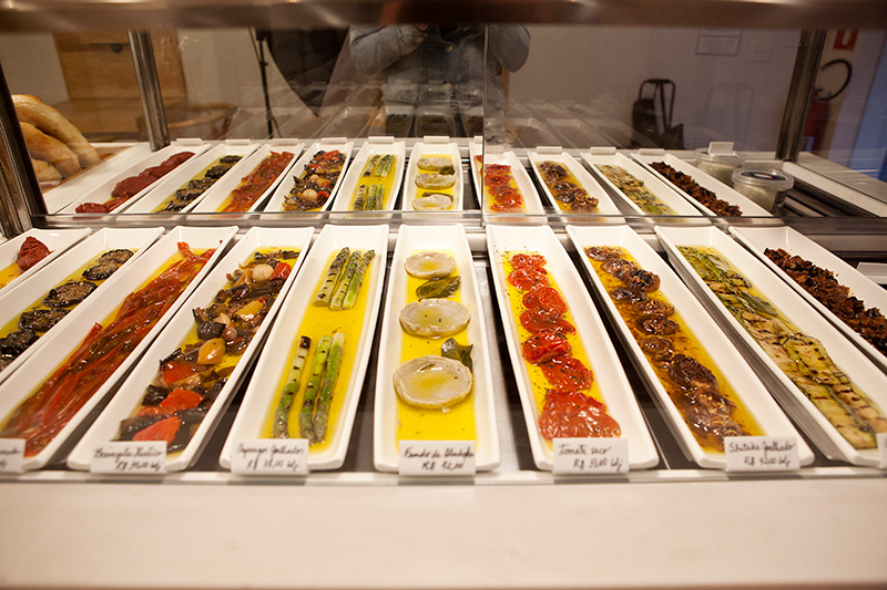 Balcão com diversos antepastos expostos do Antipasti Balcão com diversos antepastos expostos do Antipasti