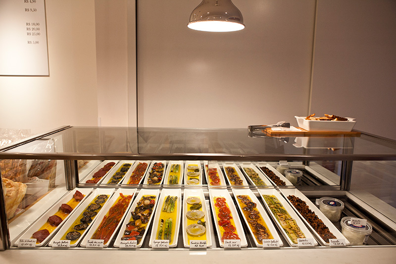Balcão com diversos antepastos expostos do Antipasti Balcão com diversos antepastos expostos do Antipasti