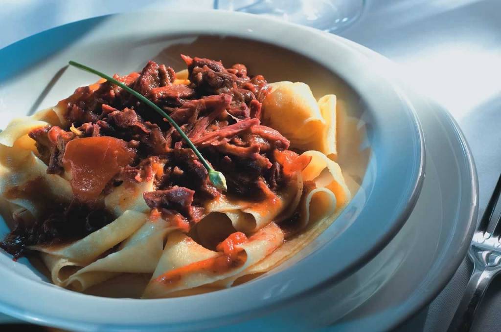 Pappardelle fresco ao ragu de ossobuco: molho rico em sabor Pappardelle fresco ao ragu de ossobuco: molho rico em sabor