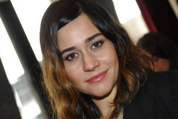 Alessandra Negrini rouba a cena em bloco de carnaval com fantasia ousada