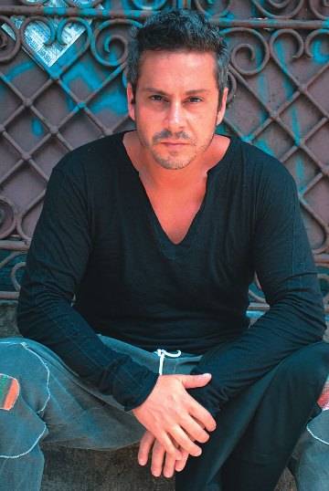 Alexandre Nero: “Se jogarem calcinha, canto Wando”